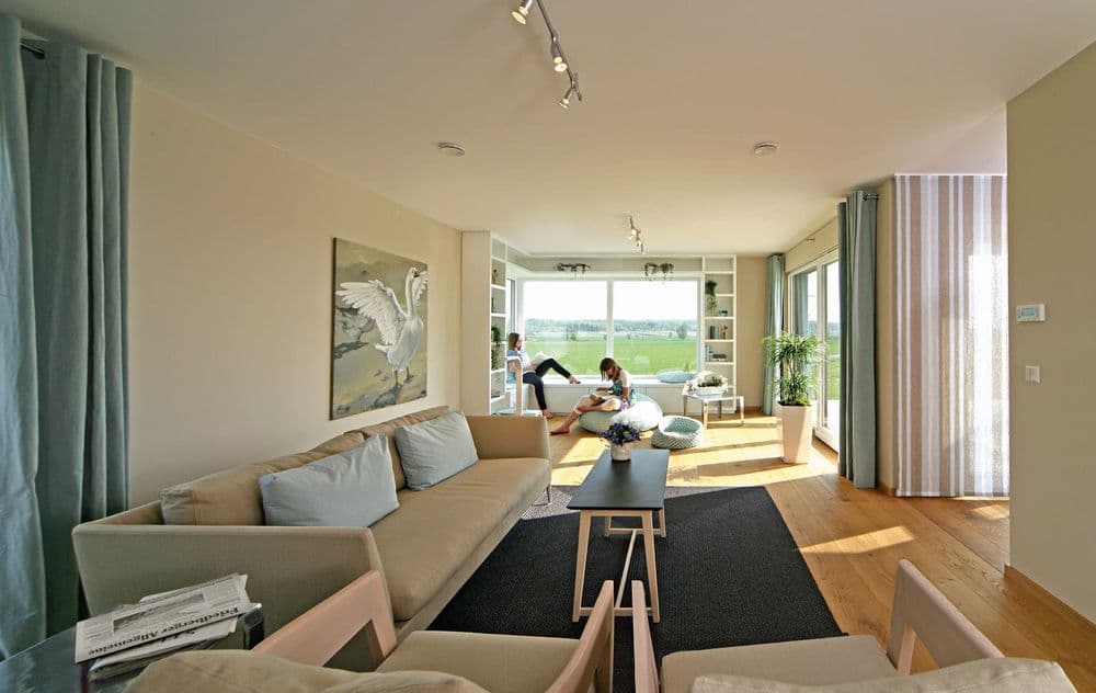 Modernes Wohnzimmer mit Sitzbank.