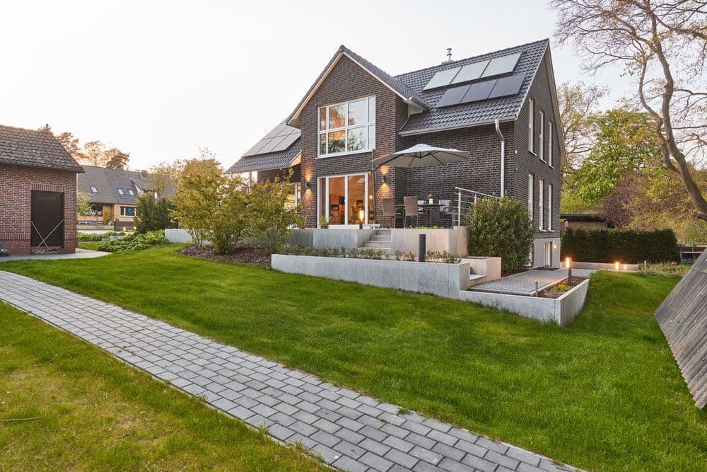 Modernes GUSSEK EInfamilienhaus mit Satteldach und Zwerchhaus