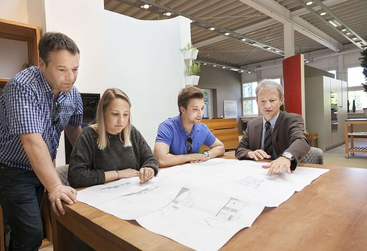 Fachberater und Architekt beraten Baufamilie