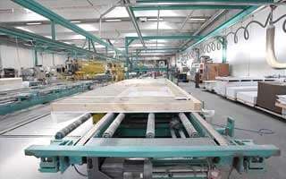 Fertigungslinie in der Fertighausindustrie