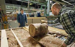 Produktion von gedämmten Wänden in der Fabrik