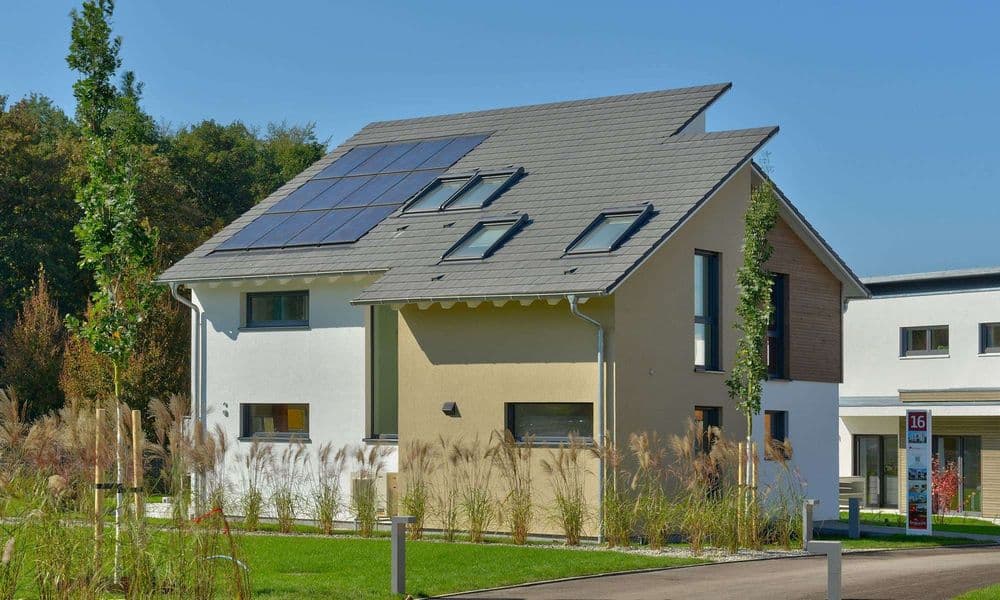 Einfamilienhaus mit versetztem Pultdach.