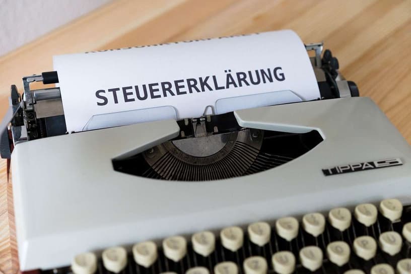 Blatt Papier mit dem Schriftzug "Steuererklärung" in einer modernen Schreibmaschine