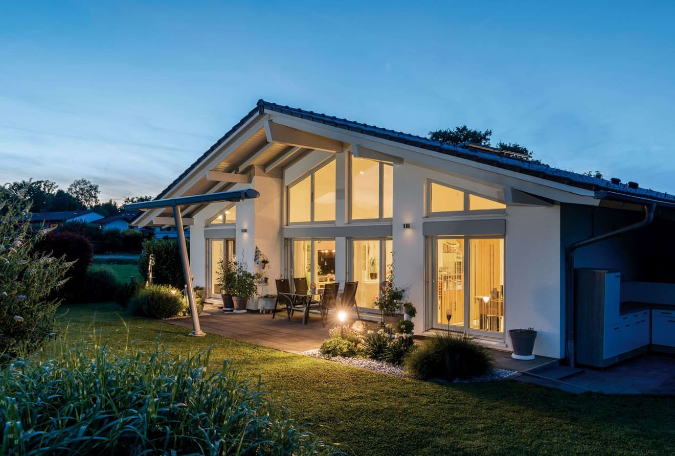 Moderner Bungalow mit Satteldach und Terrasse