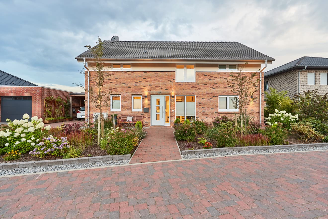 Modernes Einfamilienhaus mit Satteldach und Klinkerfassade