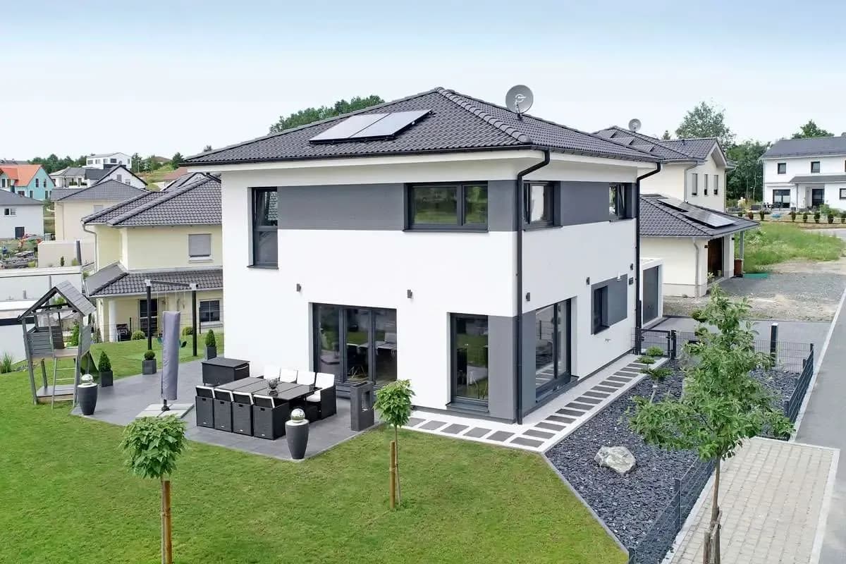 Moderne Stadtvilla mit Zeltdach, Terrasse und Garten