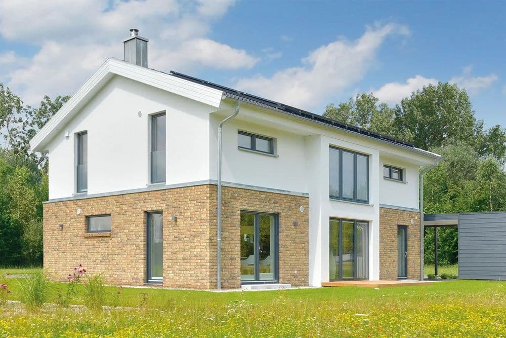 Modernes Danhaus Einfamilienhaus mit Satteldach und teils verklinkerter Fassade