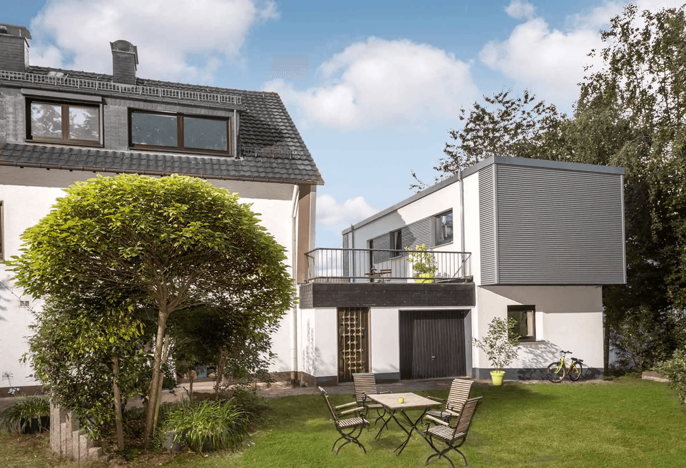 Moderner SchwörerHaus FlyingSpace-Anbau mit Garage