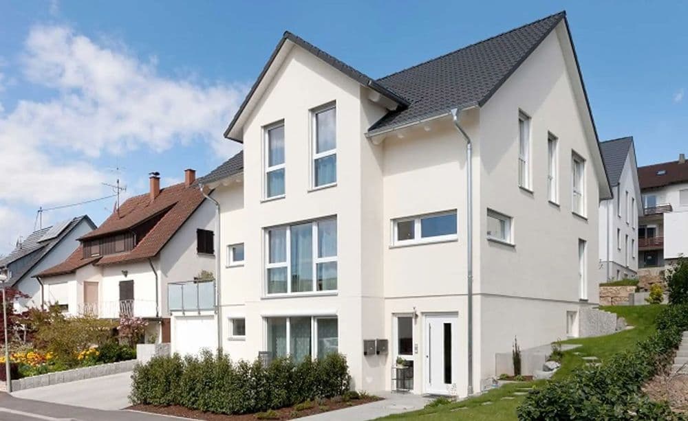 Modernes Einfamilienhaus mit Satteldach und Zwerchhaus