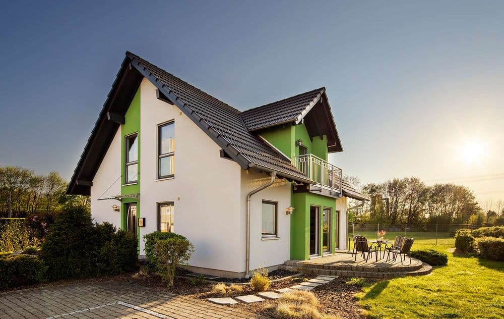Modernes Einfamilienhaus mit Zwerchhaus und Garten