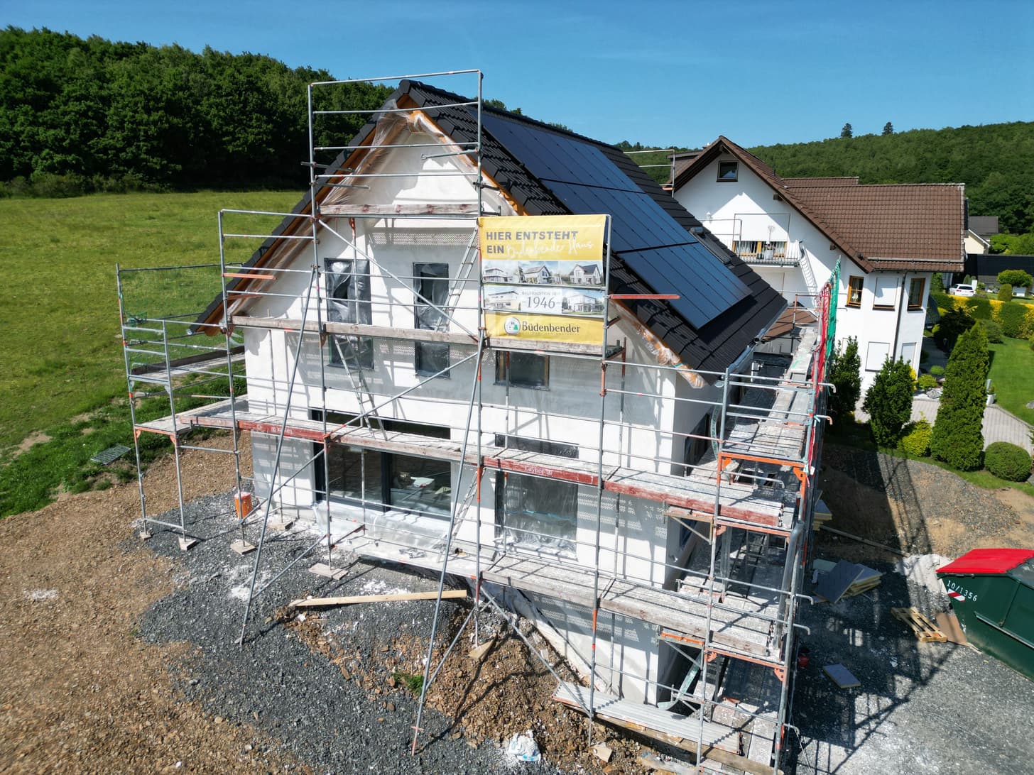 Rohbau mit Gerüst