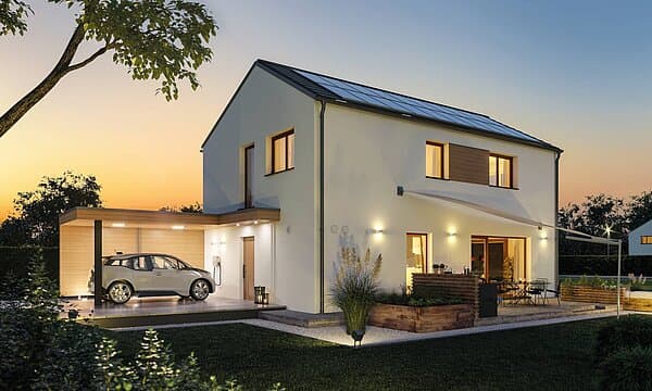 Modernes weißes Einfamilienhaus mit Flachdachgarage, Elektroauto-Ladestation und solarbetriebenen Dachpaneelen bei Sonnenuntergang