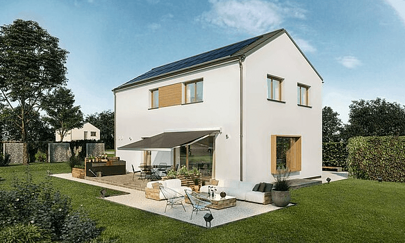Modernes, weißes Einfamilienhaus mit Flachdach, großer Terrasse und Sitzbereich im gepflegten Garten bei klarem Himmel