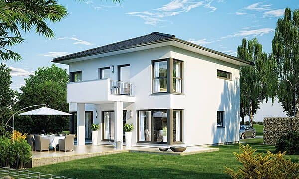 Modernes zweistöckiges weißes Einfamilienhaus mit Garten, Terrasse und Balkon bei sonnigem Wetter