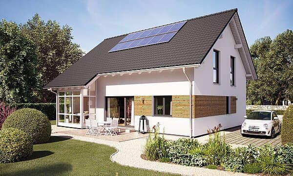 Modernes Einfamilienhaus mit Solarpaneelen auf dunkelgrauem Satteldach und gepflegtem Garten mit Terrasse