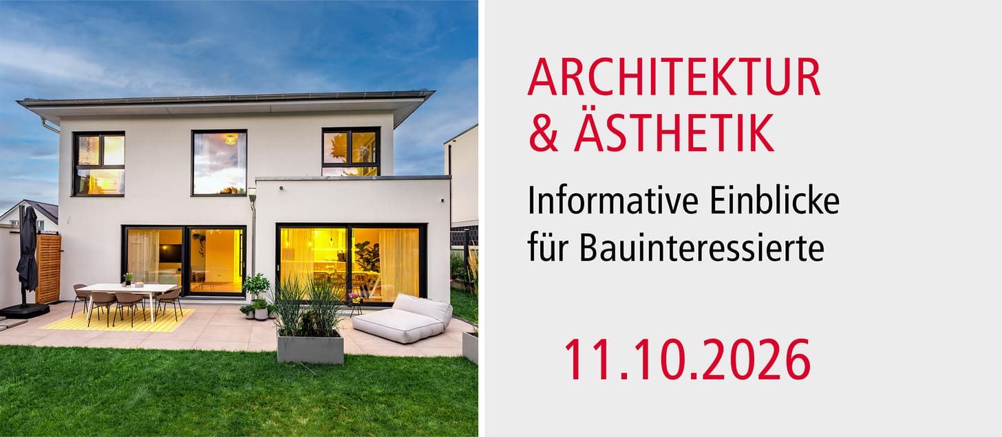 Modernes zweistöckiges Einfamilienhaus mit großer Terrasse, Garten und heller Innenraumbeleuchtung am Abend