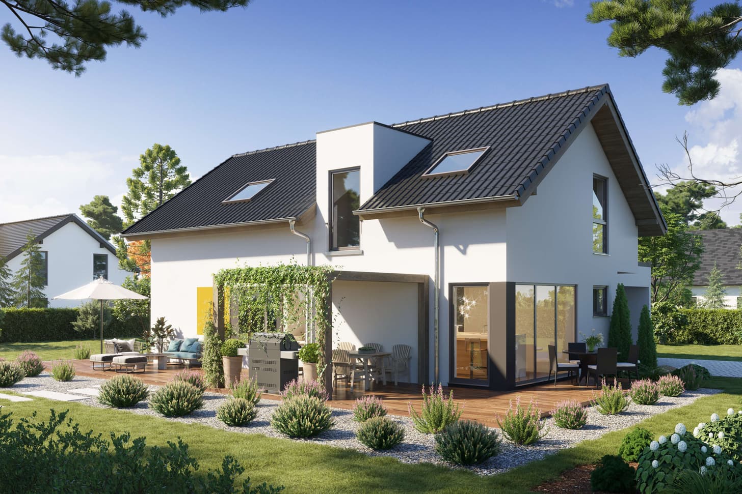 Modernes Musterhaus mit Satteldach, großer Terrasse, Glasfront, Garten und stilvoller Außenanlage bei Sonnenschein.