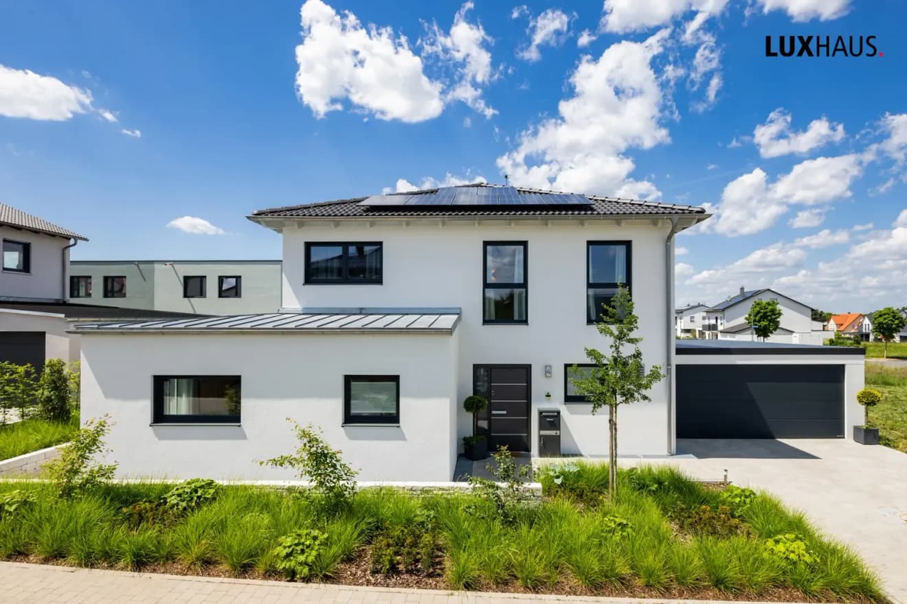 Modernes Einfamilienhaus mit Zeltdach und Garage