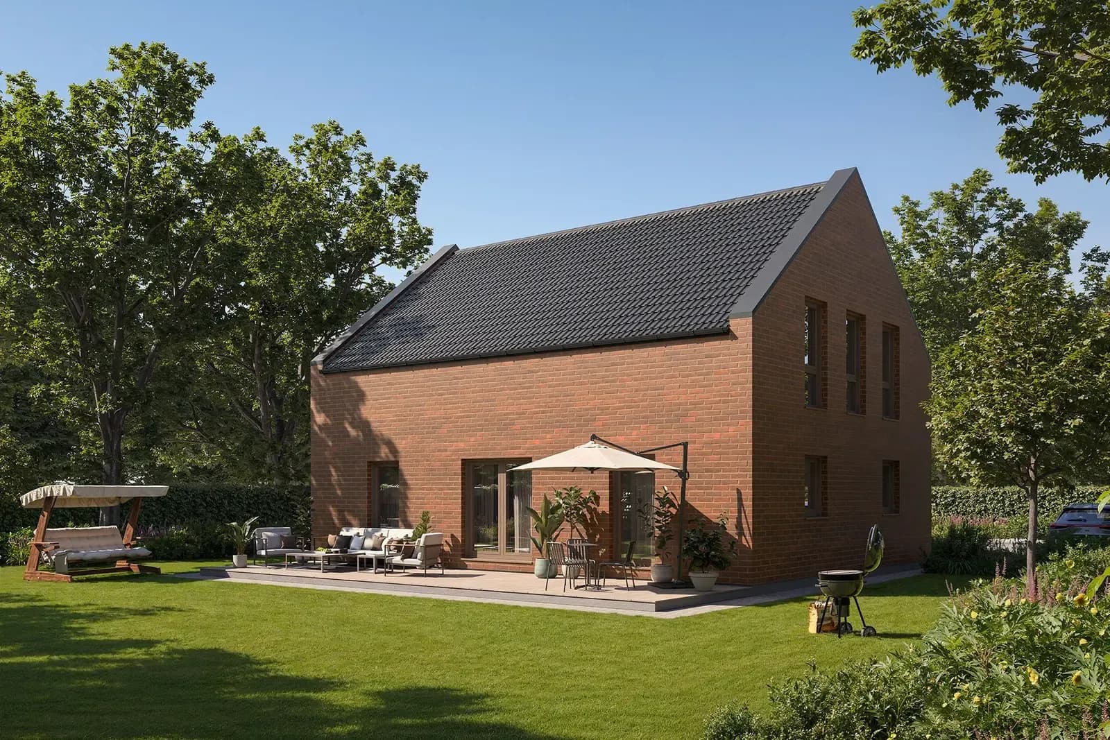 Modernes Musterhaus mit roter Klinkerfassade, Satteldach, Terrasse, Sonnenschirm und gepflegtem Garten mit Sitzbereich.