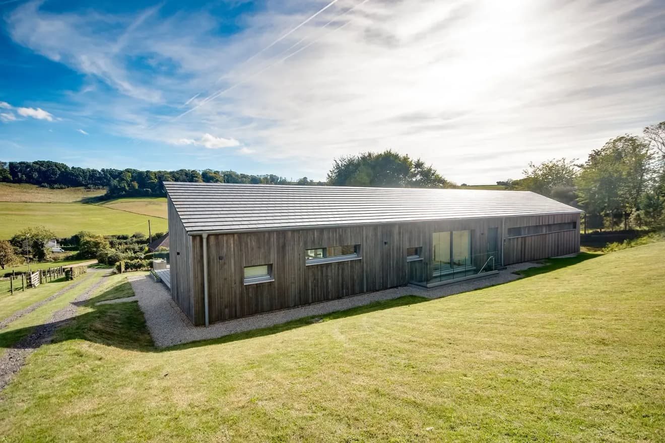 Moderner Bungalow in Holzbauweise: Entdecke exklusives Wohnen in einem architektonisch anspruchsvollen Holzhaus mit weitläufigem Grundstück und naturnaher Lage.