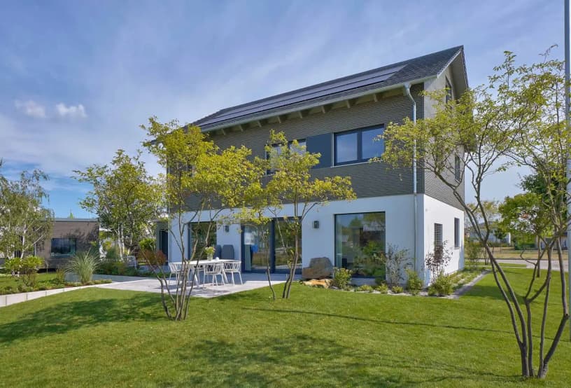 Modernes Plusenergiehaus mit familienfreundlicher Grundrissplanung