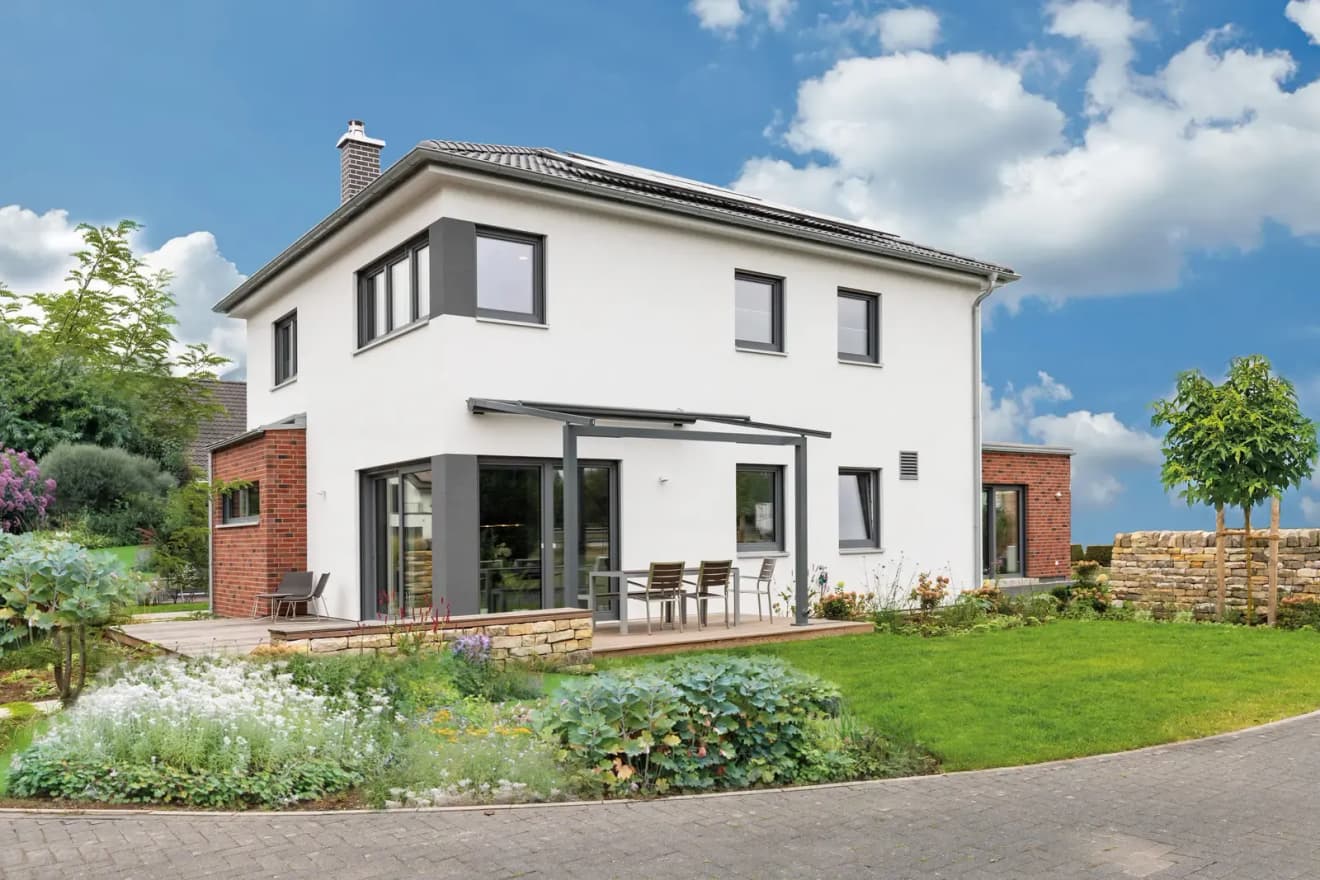 HansaHaus Villa 166 in Langenhagen: Modernes Fertighaus mit Walmdach, großzügiger Terrasse und Garten. Elegante Stadtvilla für anspruchsvolles Wohnen.