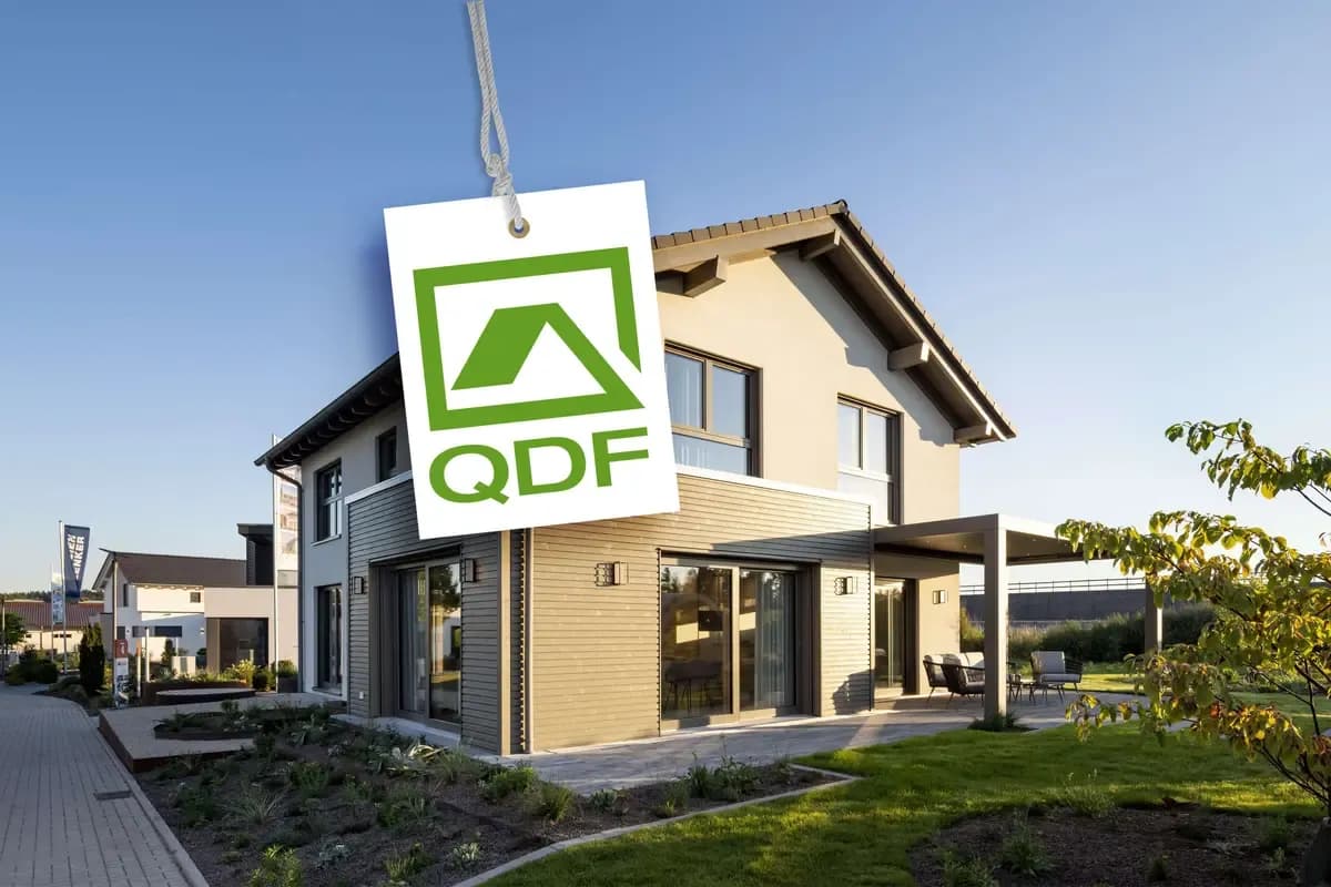 QDF Fertighaus: Modernes Einfamilienhaus mit hochwertiger Architektur, großzügiger Terrasse und Garten. Qualität und Design für Ihr Traumhaus. Jetzt informieren!