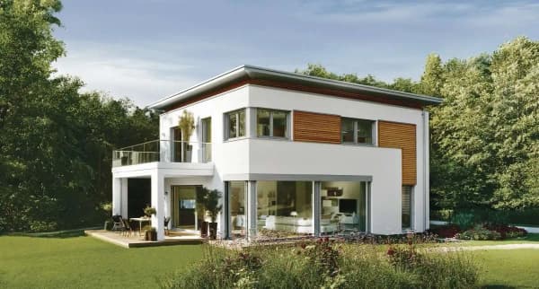 Freigeplantes Fertighaus mit Flachdach und Holzelementen. Modernes Einfamilienhaus mit großer Terrasse und bodentiefen Fenstern in Grünlage.