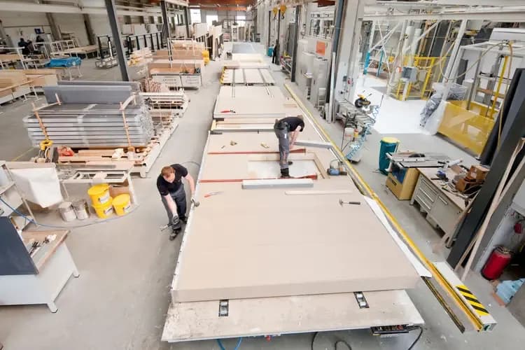 Fertigung von Fertighausteilen im Produktionswerk
