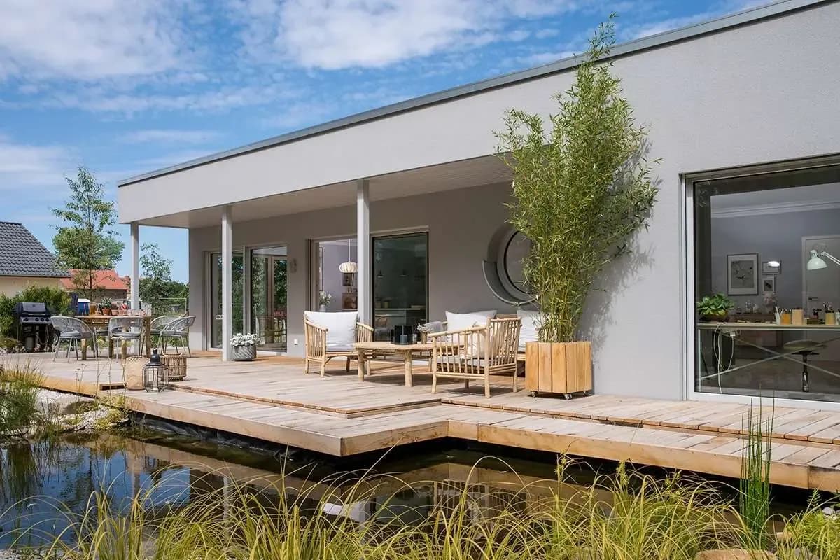 Überdachte Terrasse mit angrenzendem Teich