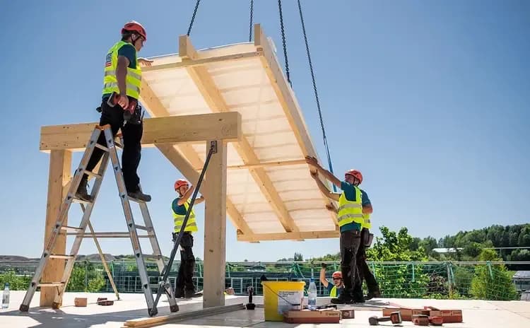 Bauarbeiter beim Aufstellen eines Fertighauses