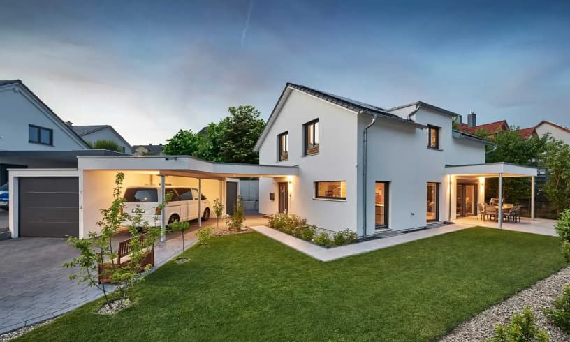 Modernes Einfamilienhaus mit Satteldach und Carport