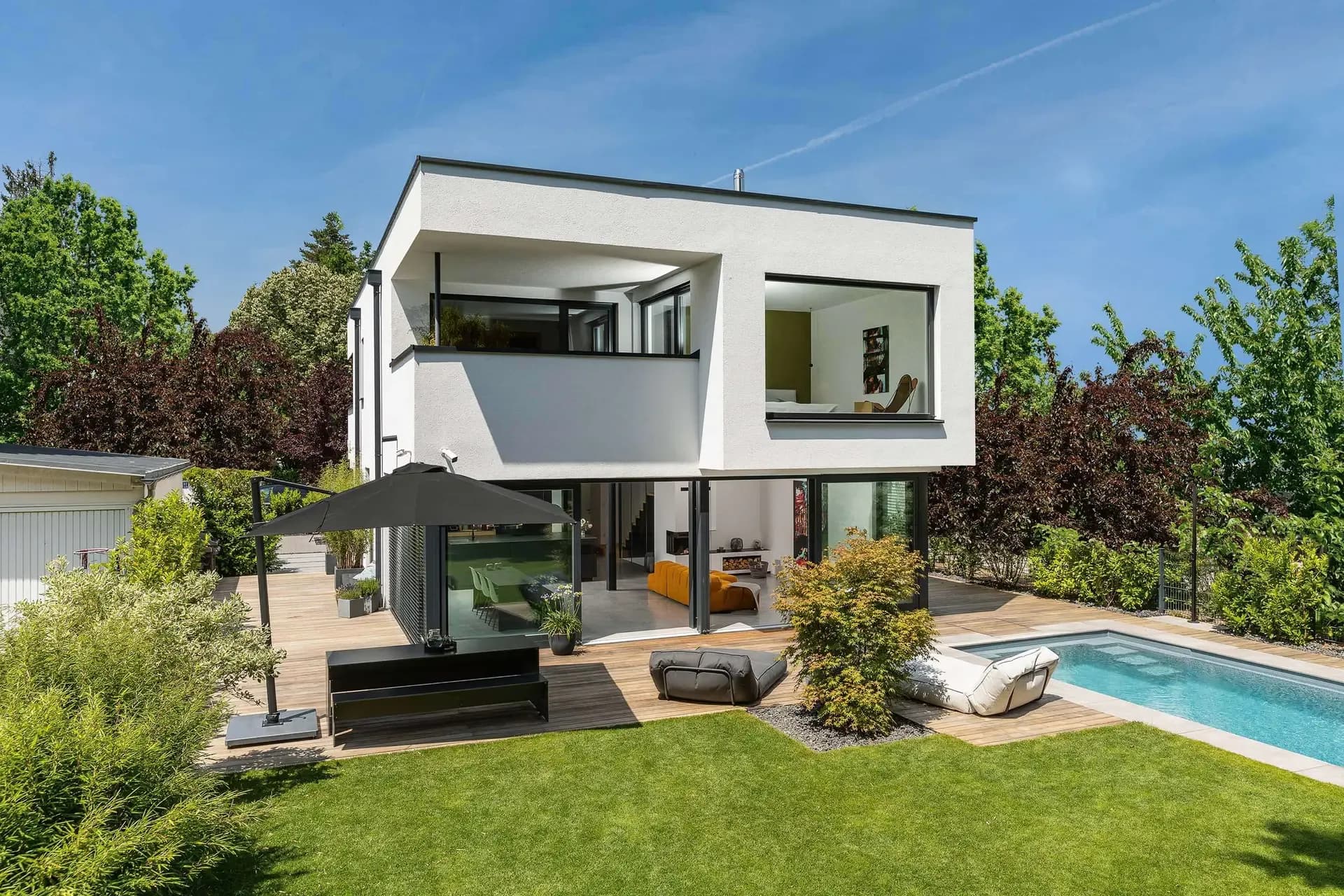 Modernes Niedrigenergiehaus mit Balkon, Garten und Pool