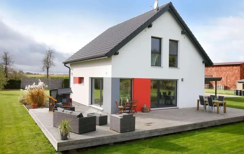 Modernes Einfamilienhaus mit Satteldach und Terrasse