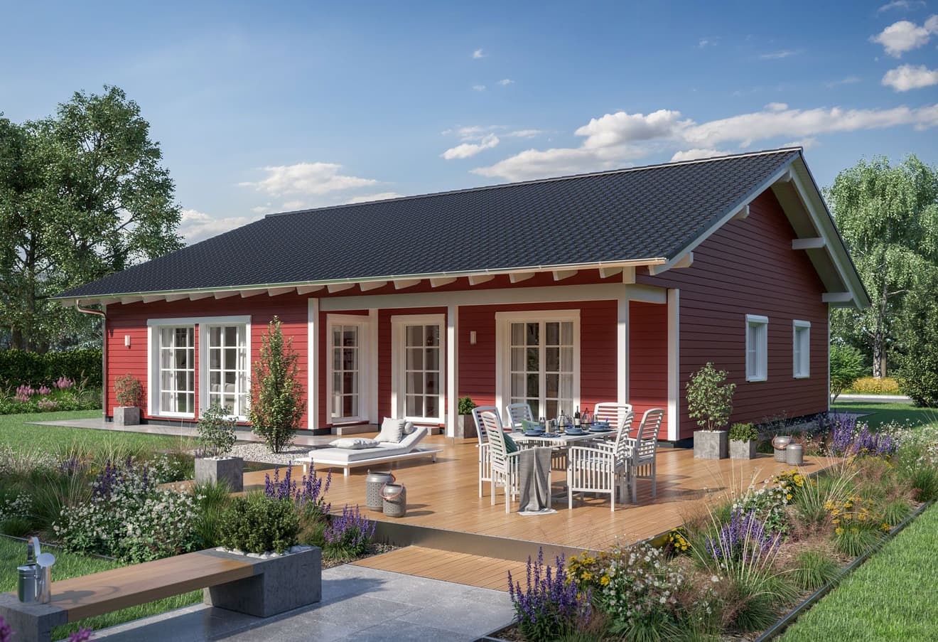 Roter Schwedenhaus Bungalow mit weißem Holzrahmen, großer Terrasse, Gartenmöbeln und blühendem Garten im skandinavischen Landhausstil.