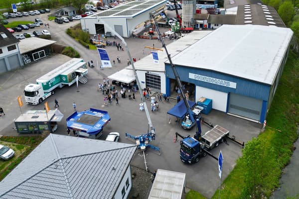 Luftaufnahme eines Firmengeländes mit mehreren Hallen und Werkstätten, im Vordergrund eine große blaue Halle mit der Aufschrift „NORDHAUS“.