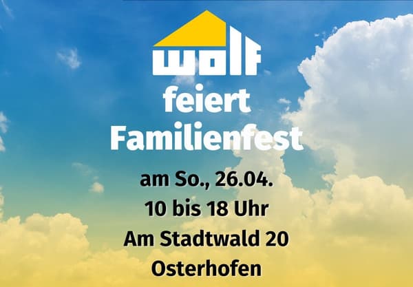 Plakat „Wolf feiert Familienfest“ vor blauem Himmel mit Wolken.