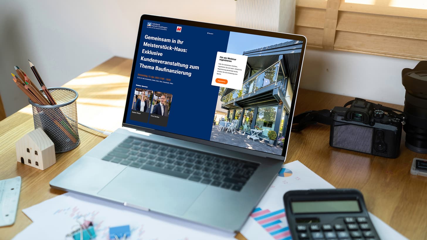 Webinar Baufinanzierung - Tipps & Tricks für Bauherren - Laptop auf Tisch mit Live-Video-Darstellung