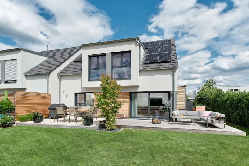 Heizung im Fertighaus: Einfamilienhaus mit Solaranlage