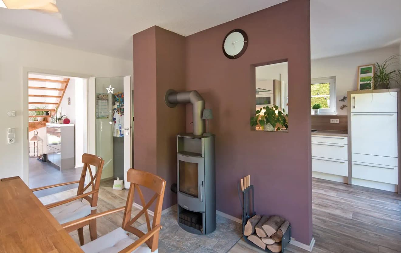 Offenes Wohnzimmer mit Kaminofen