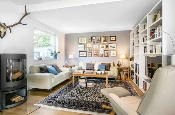 Helles Wohnzimmer mit gemütlicher Sofaecke